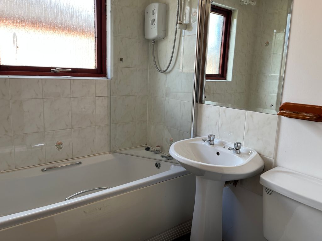 2 bed flat for saleStation Road, Dingwall IV15 photo 5