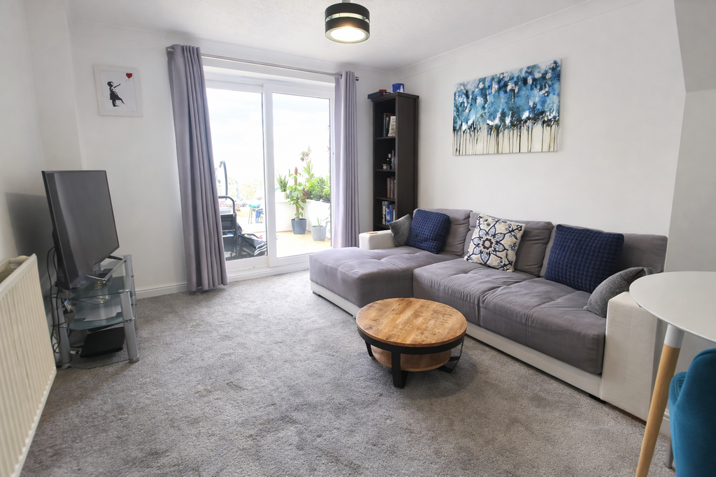 Property photo 3 of 17 Lounge