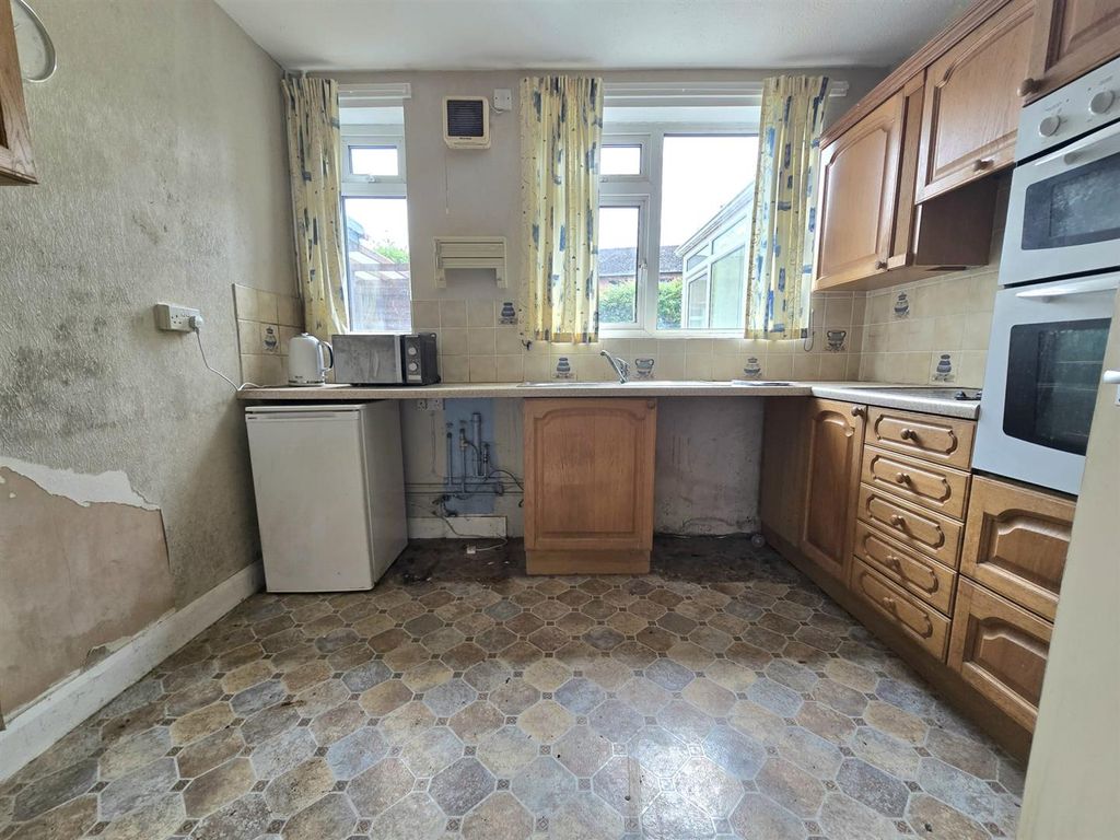 Property photo 2 of 11 Kitchen.Jpg