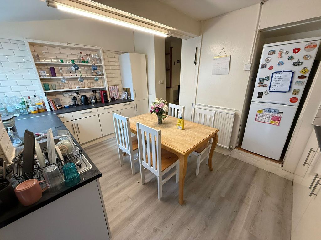 Property photo 3 of 10 Kitchen