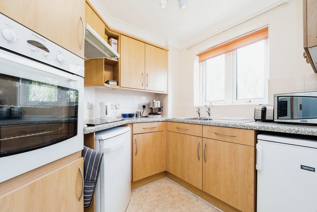 Property photo 3 of 11 Kitchen