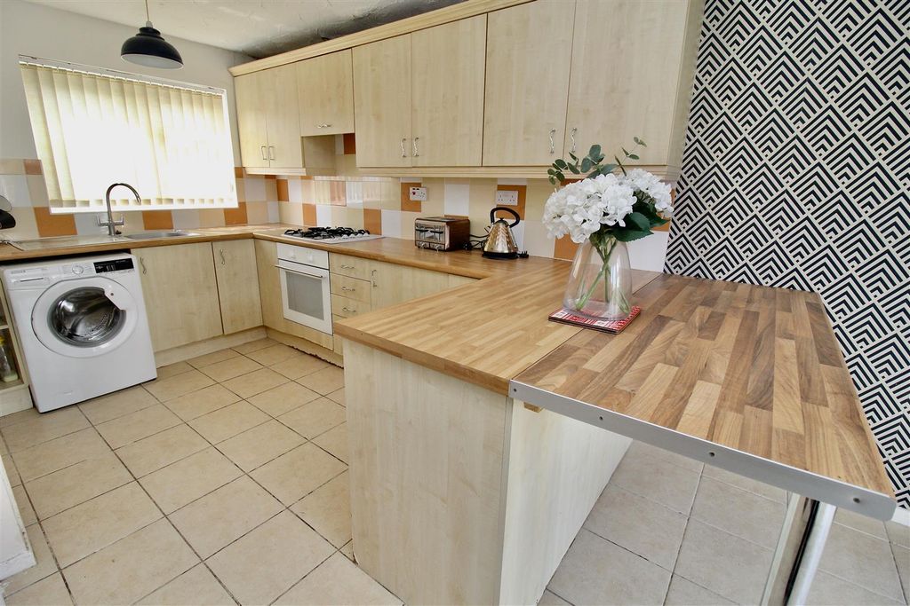 Property photo 3 of 27 Kitchen/Dining Room