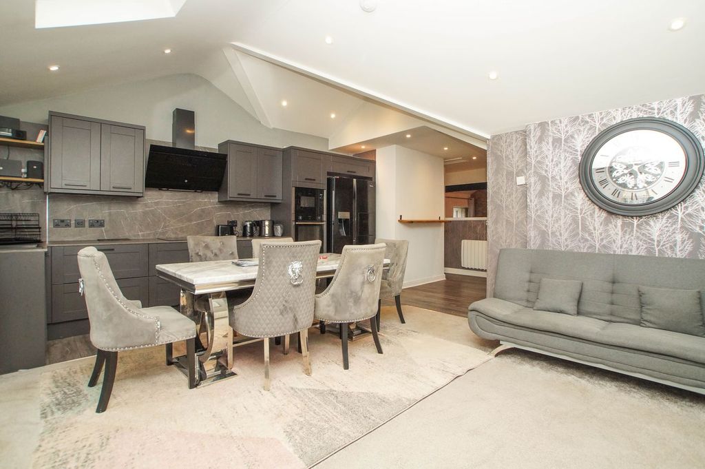 Property photo 3 of 28 Dining Kitchen Area
