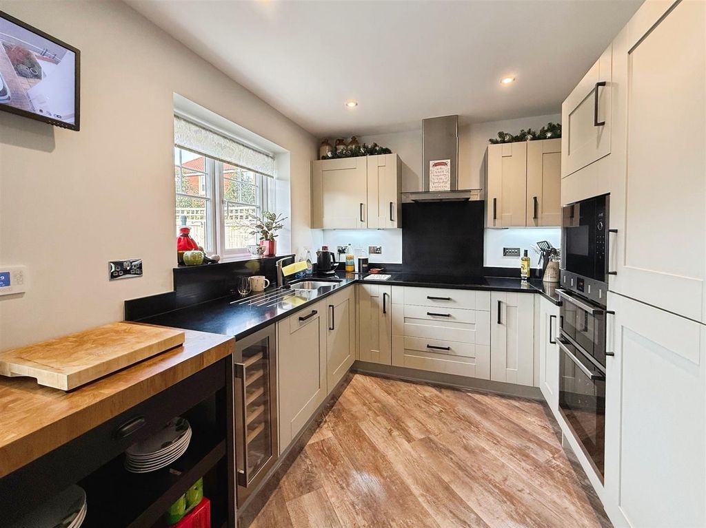 Property photo 2 of 27 Kitchen/Diner