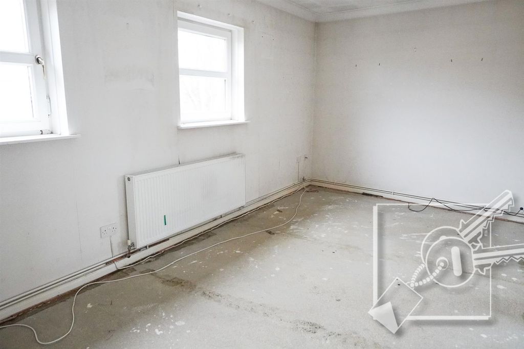 Property photo 3 of 12 Lounge