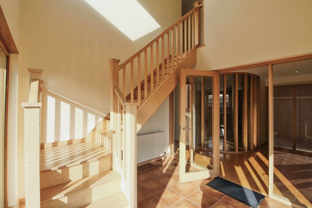 Property photo 2 of 43 Entrance Hall