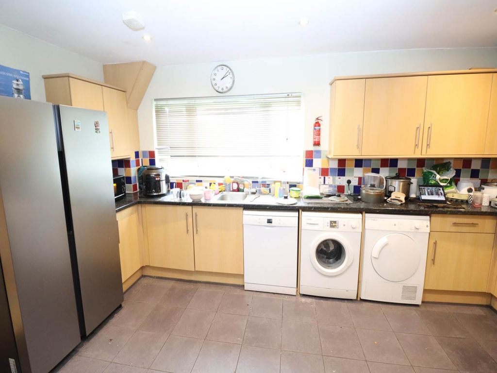 Property photo 3 of 11 Kitchen (1)