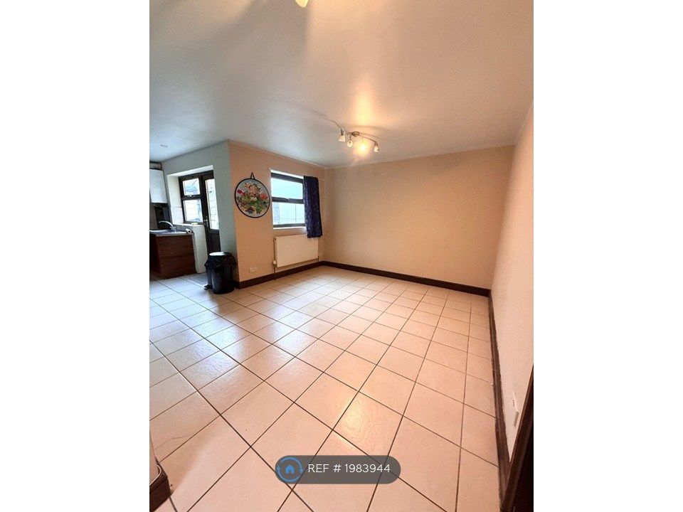 Property photo 3 of 6 Living Room