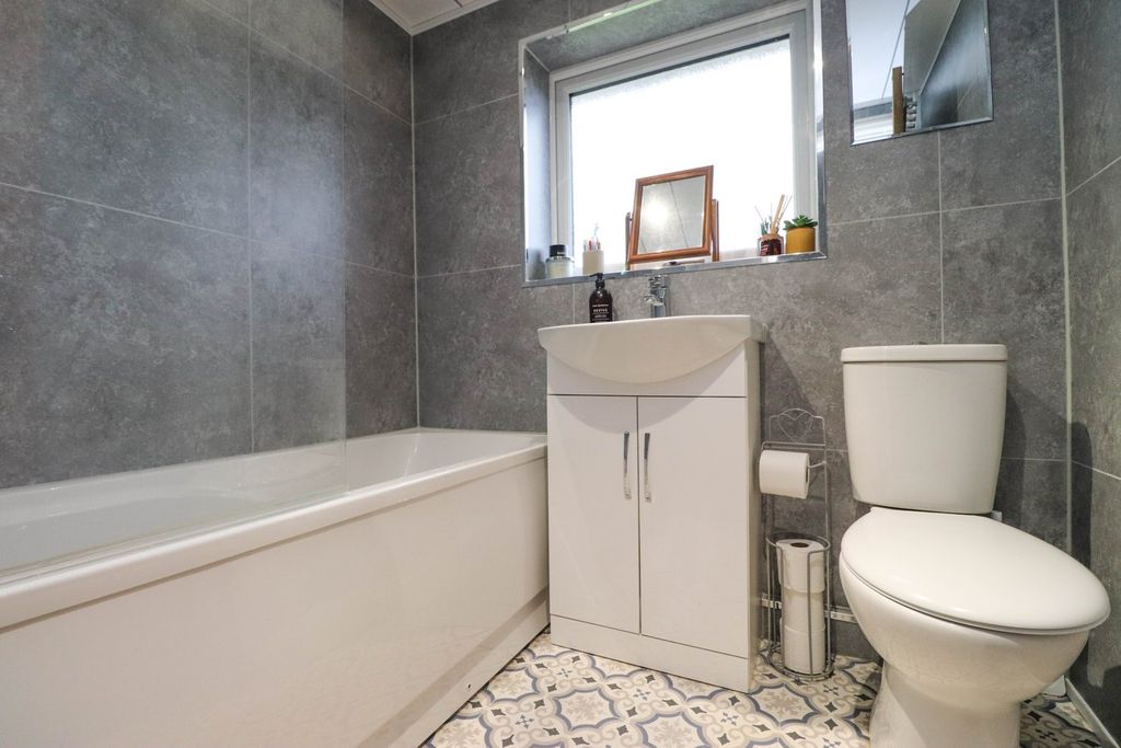 Property photo 3 of 20 Bathroom