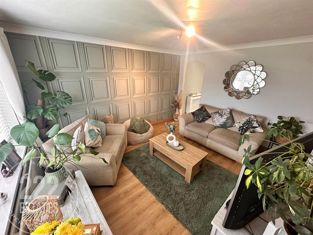 Property photo 2 of 14 liv 2.Jpg