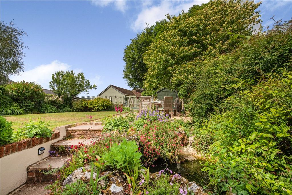 Property photo 2 of 12 Garden