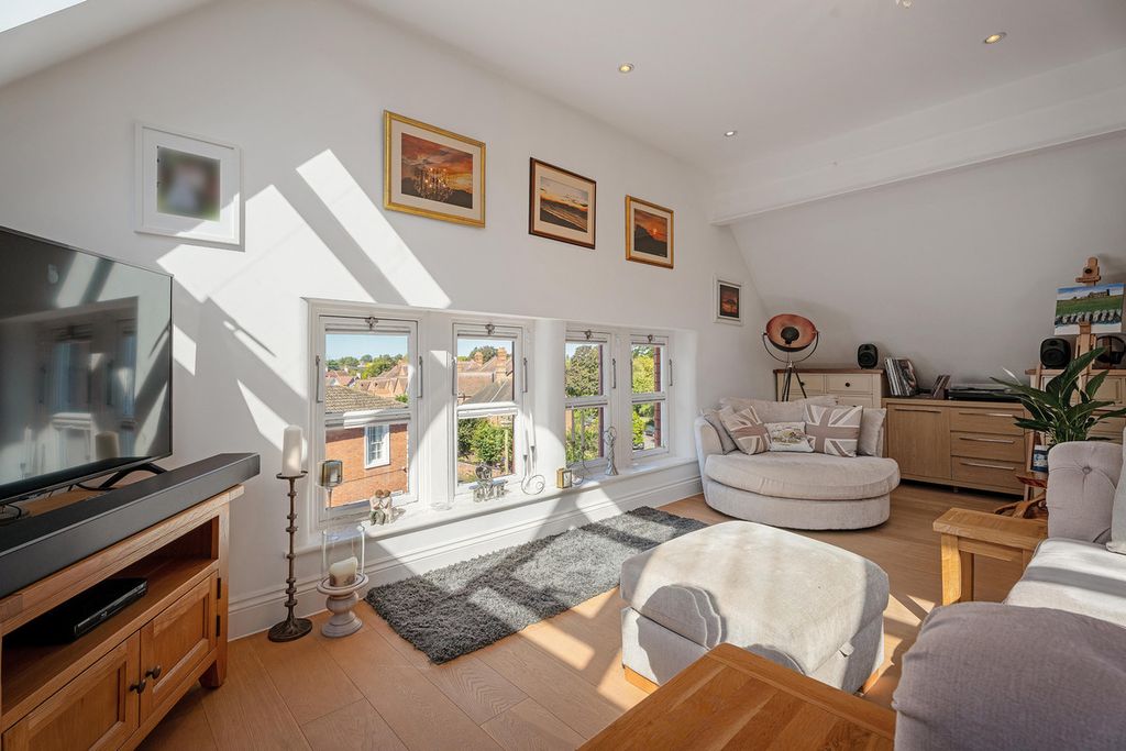 Property photo 2 of 27