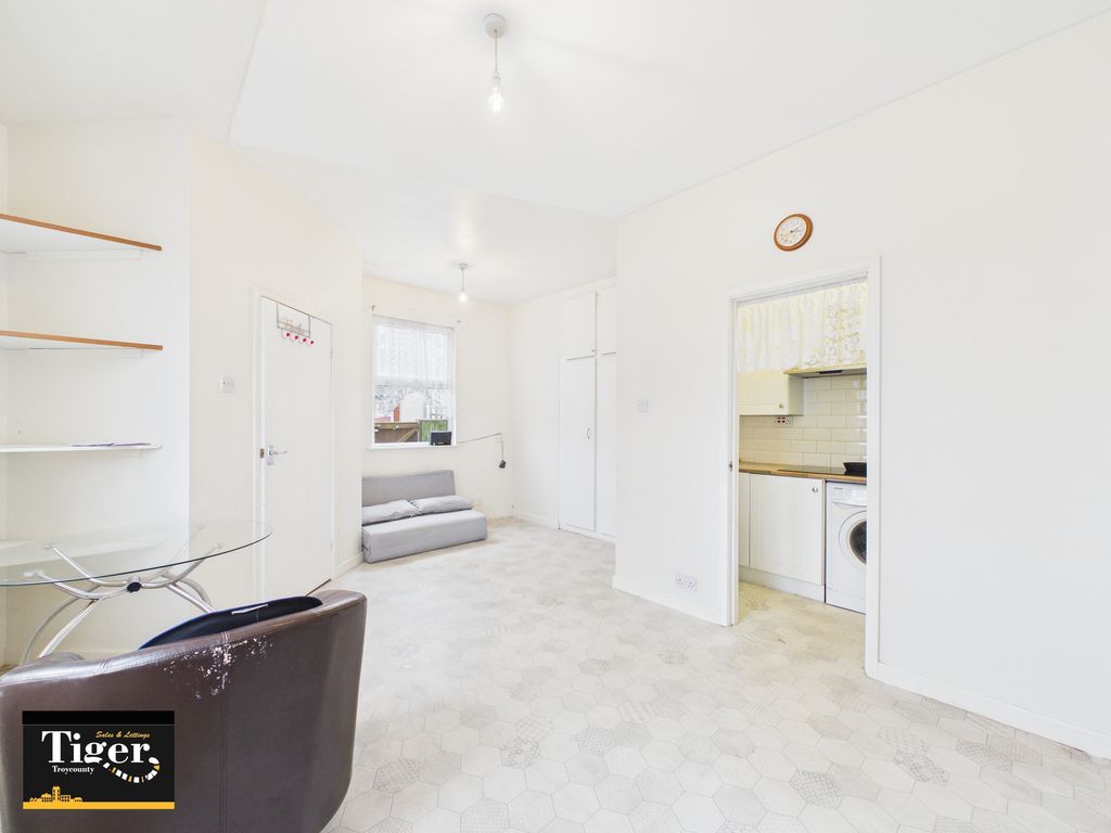 Property photo 3 of 8 Cam02176G0-Pr0841-Still004