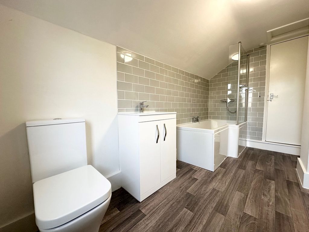 Property photo 3 of 17 Bathroom