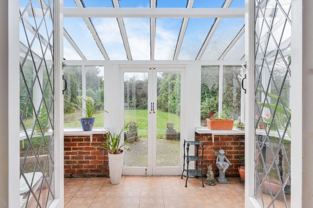 Property photo 3 of 19 Fiddicroft Avenue (19).Jpg