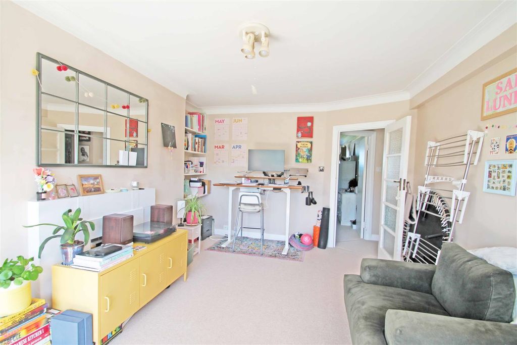 Property photo 3 of 11 Lounge