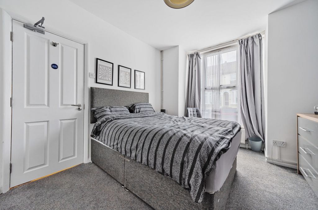 Property photo 1 of 18 Bedroom