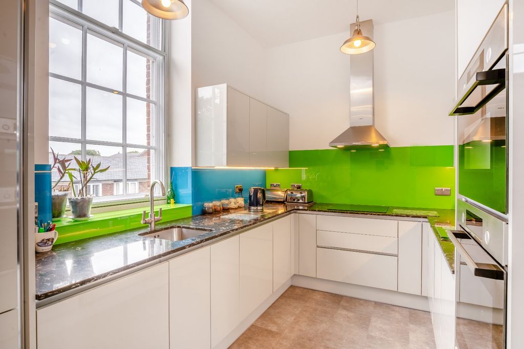 Property photo 3 of 17 Kitchen