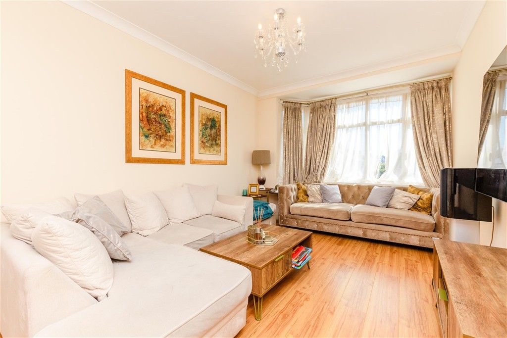 Property photo 2 of 8 Lounge