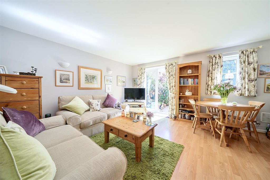 Property photo 2 of 18 Sitting Room