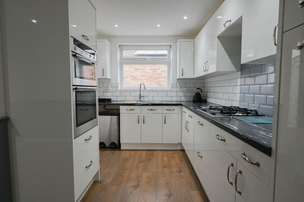 Property photo 2 of 11 Kitchen