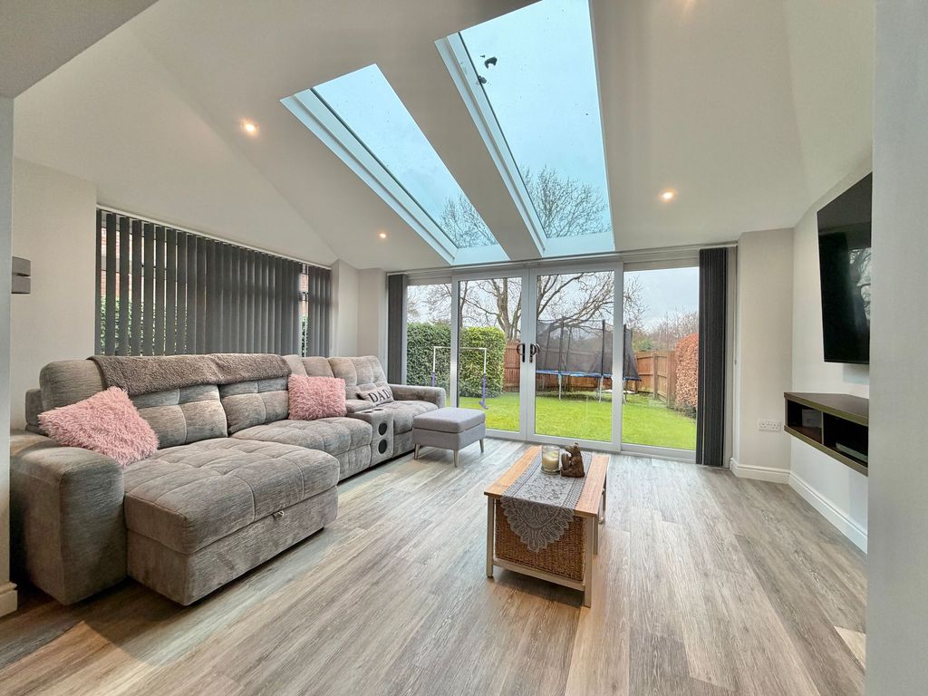 Property photo 3 of 27 Lounge