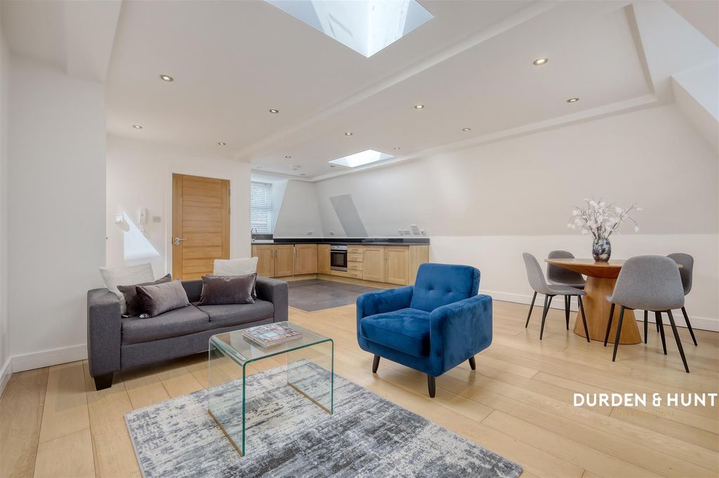 Property photo 2 of 14 Clemence Street