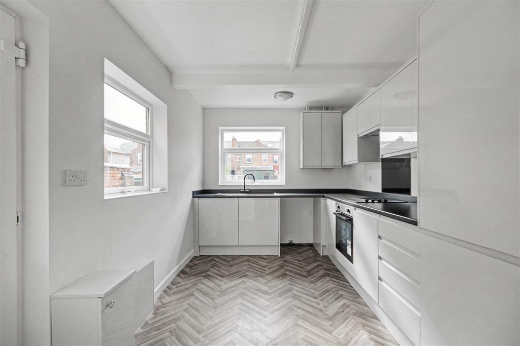 Property photo 3 of 18 Kitchen