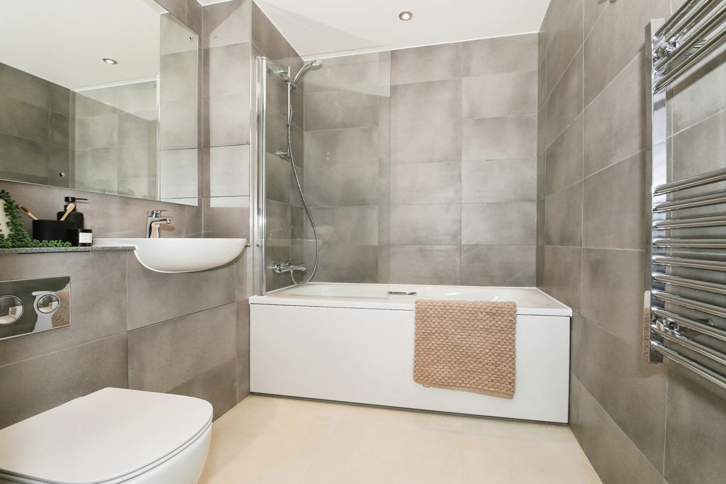 Property photo 2 of 7 Bathroom