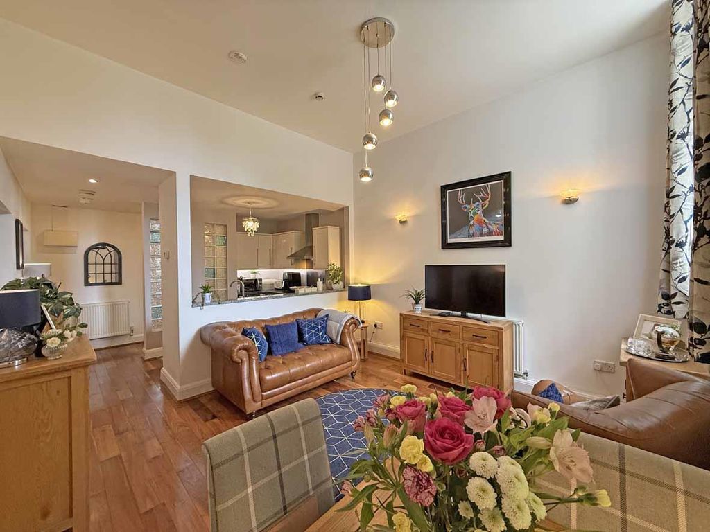 Property photo 2 of 33 Evans Court - Living Room 4.Jpg