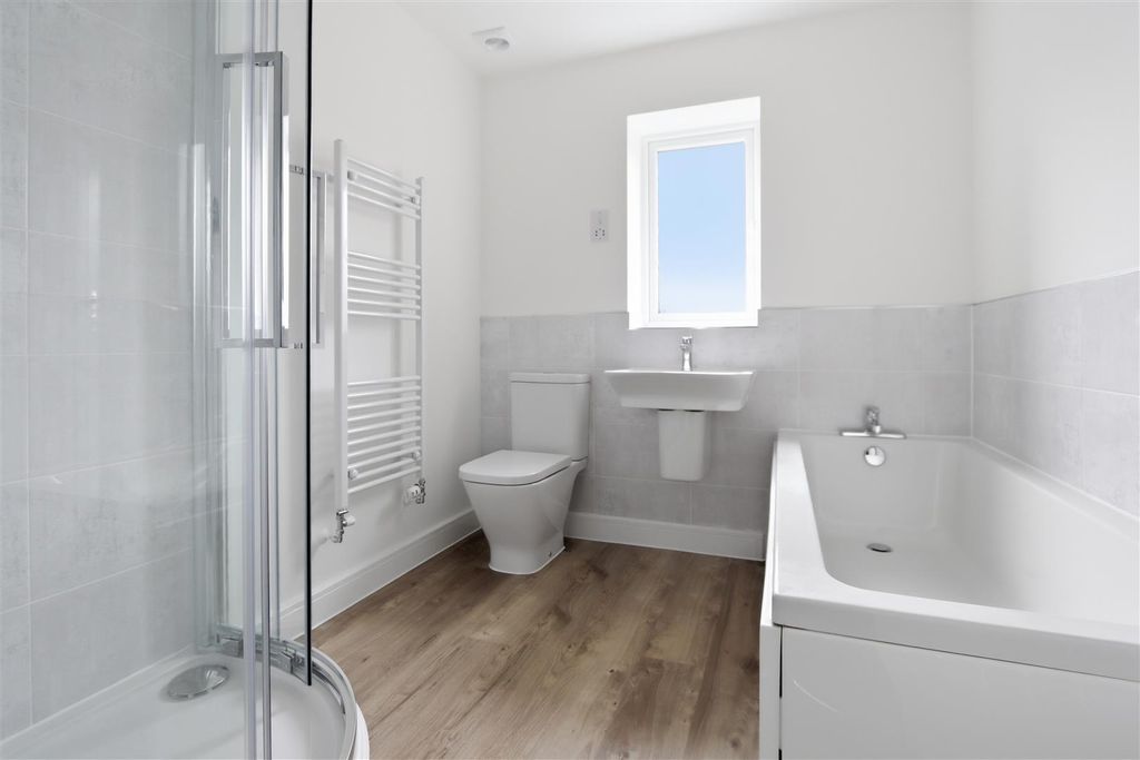 Property photo 3 of 16 Family Bathroom