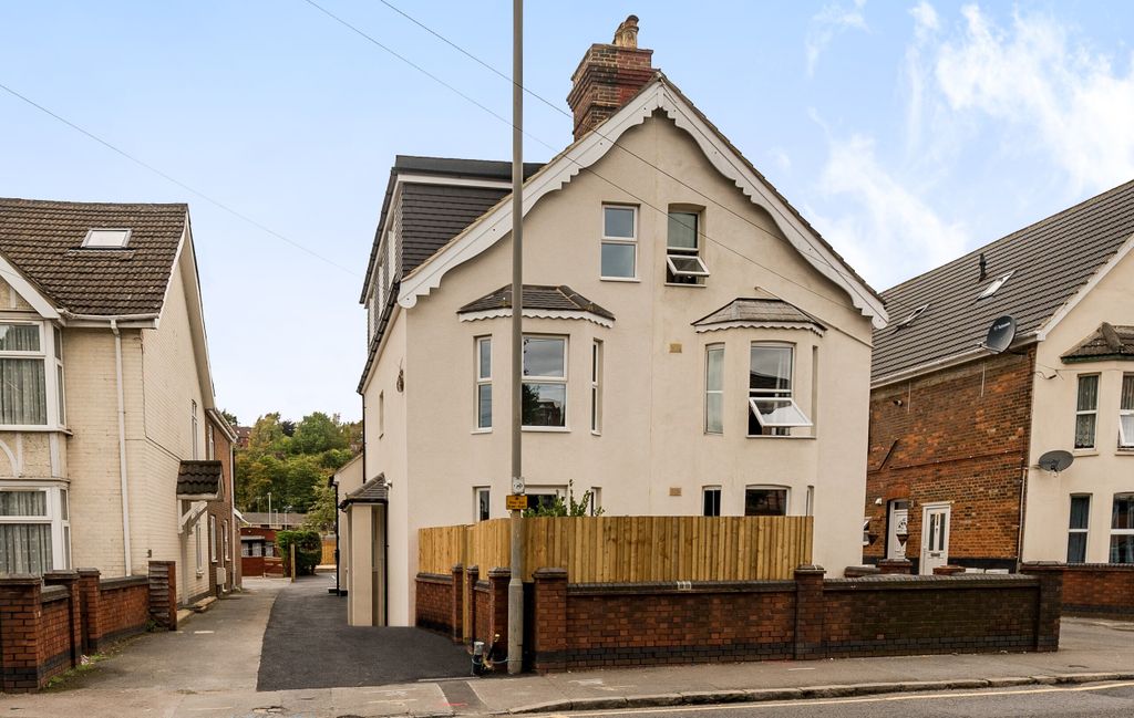 Property photo 1 of 9 17B Hughenden Road-44