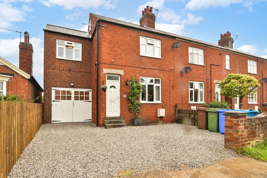 3 bed end terrace house for sale in Greenshaw Lane, Patrington, Hull
