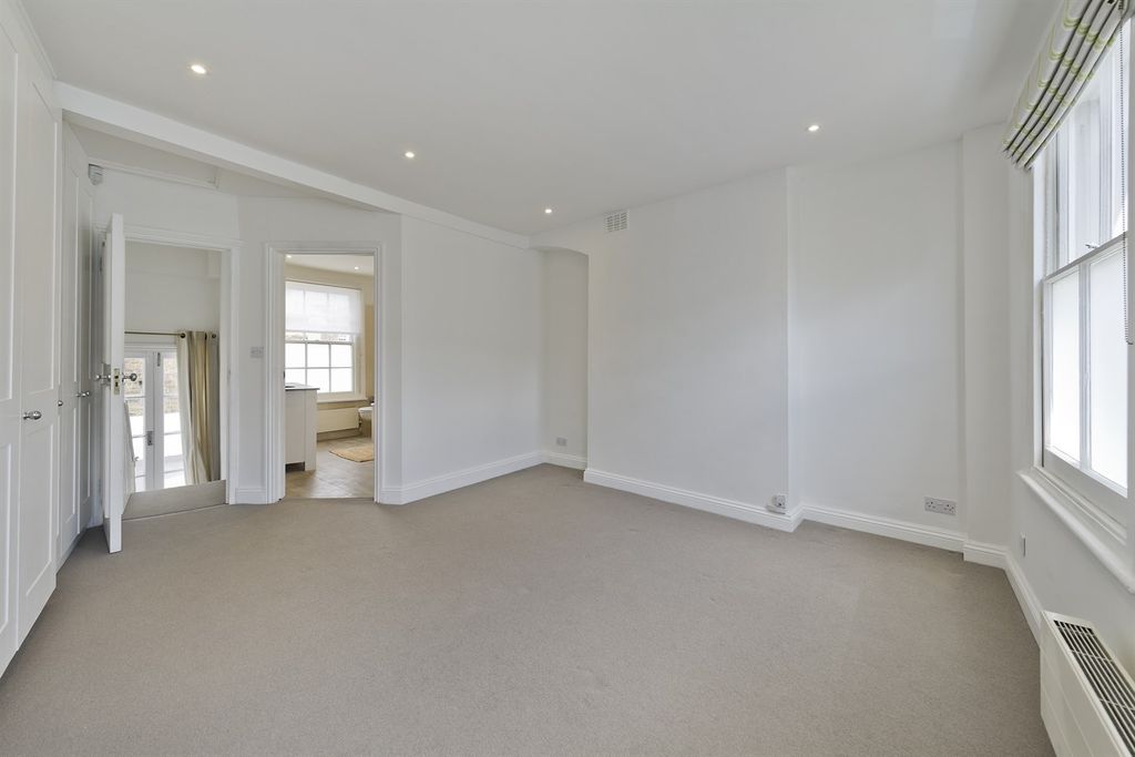 Property photo 3 of 9 Bedroom