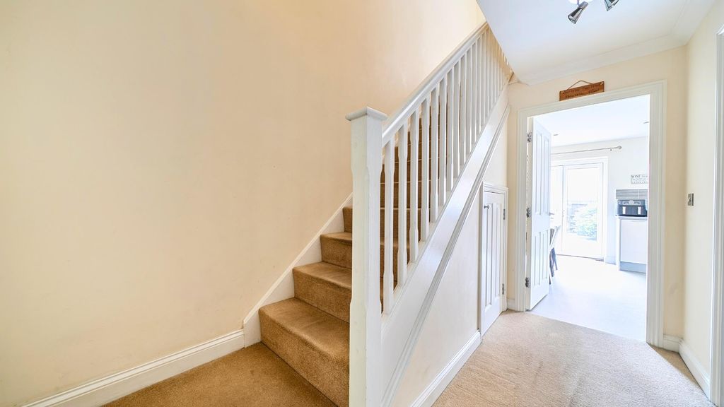 Property photo 3 of 11 Entrance Hall