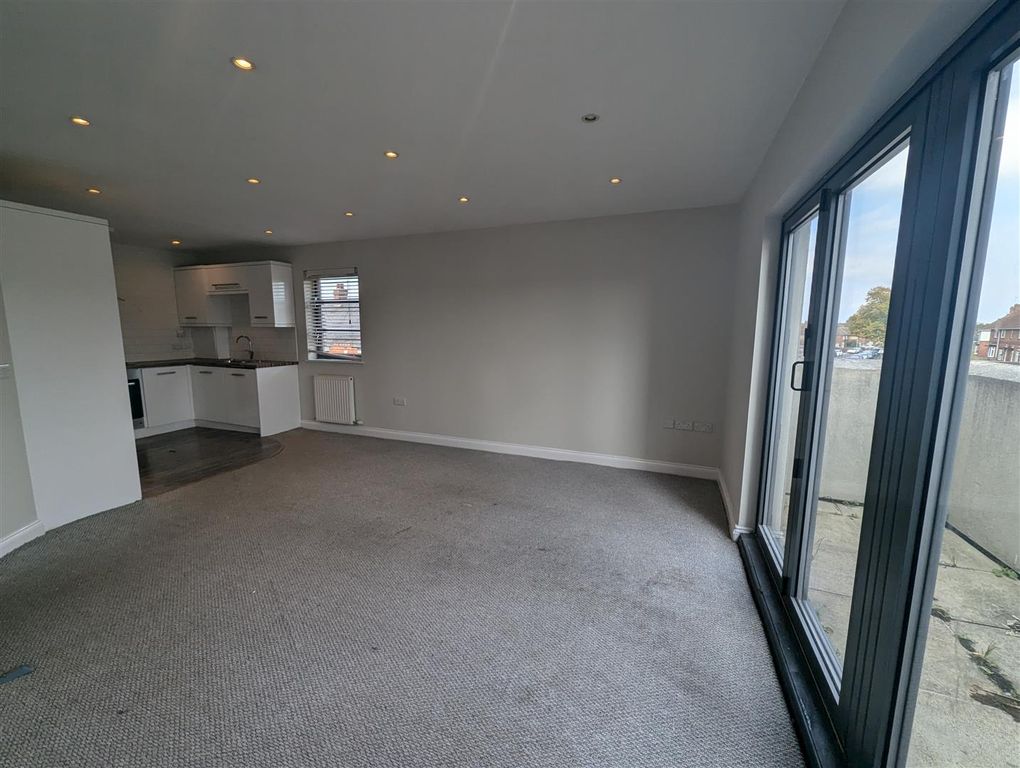 Property photo 3 of 8 Lounge/Kitchen