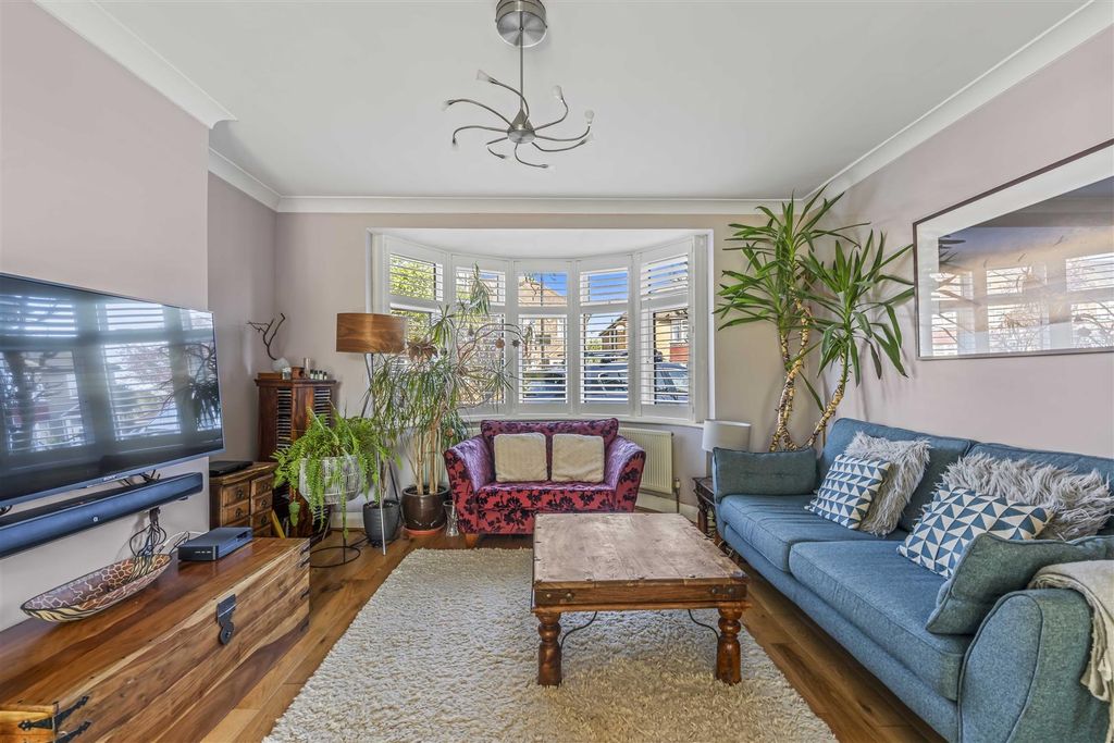 Property photo 3 of 20 60 Bassett Gardens, Isleworth Tw7 4Qy-5.Jpg