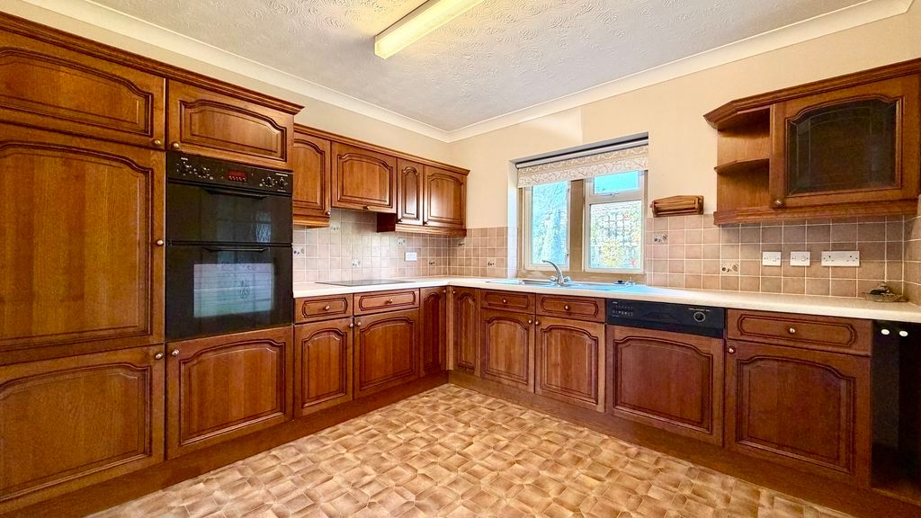 Property photo 3 of 18 Kitchen