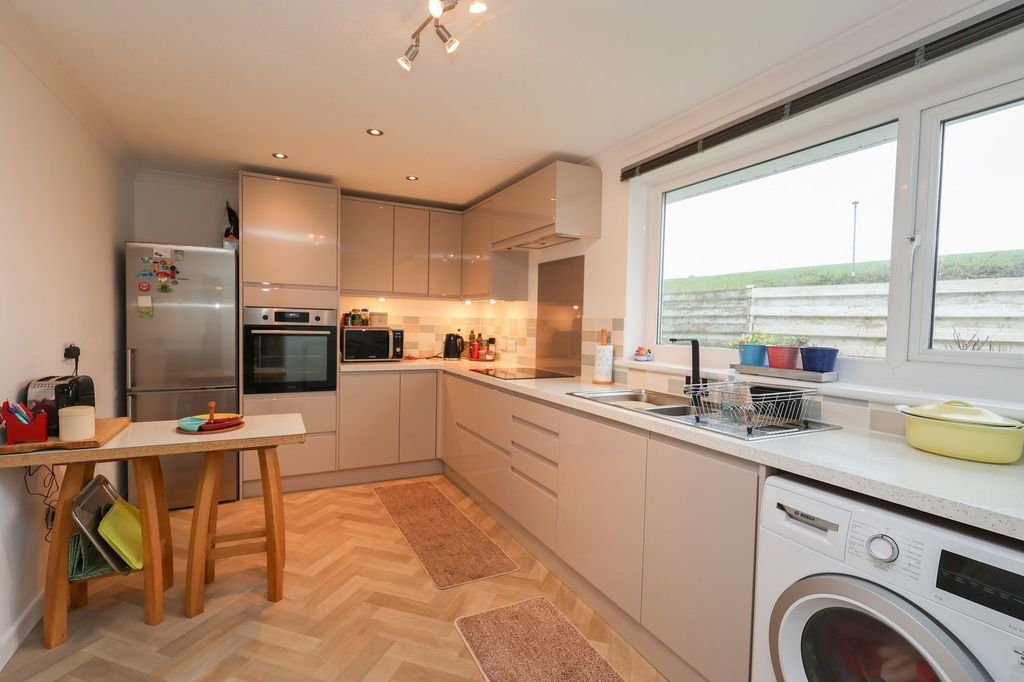 Property photo 3 of 18 Kitchen/Breakfast Room
