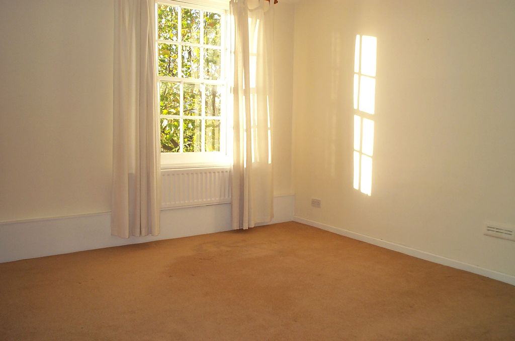 Property photo 3 of 9 Living Toom - Image 2