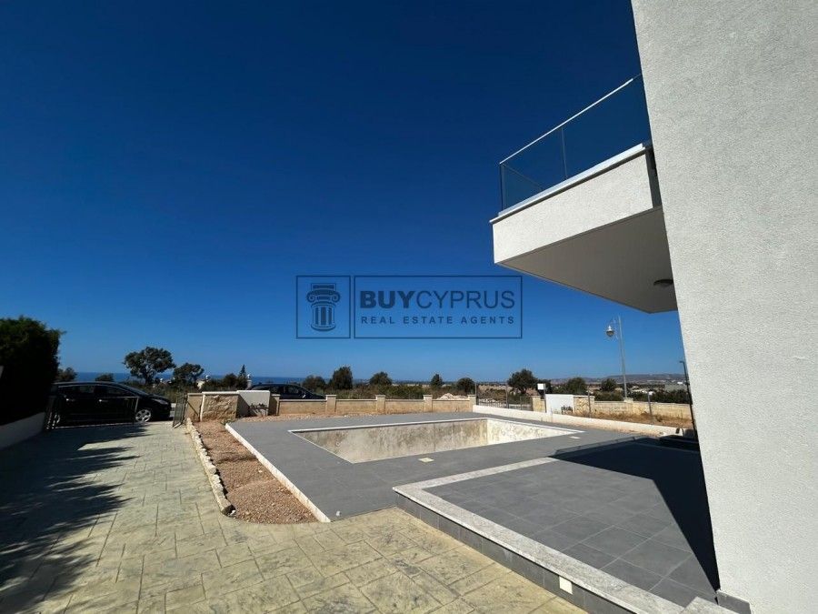 Property photo 2 of 32