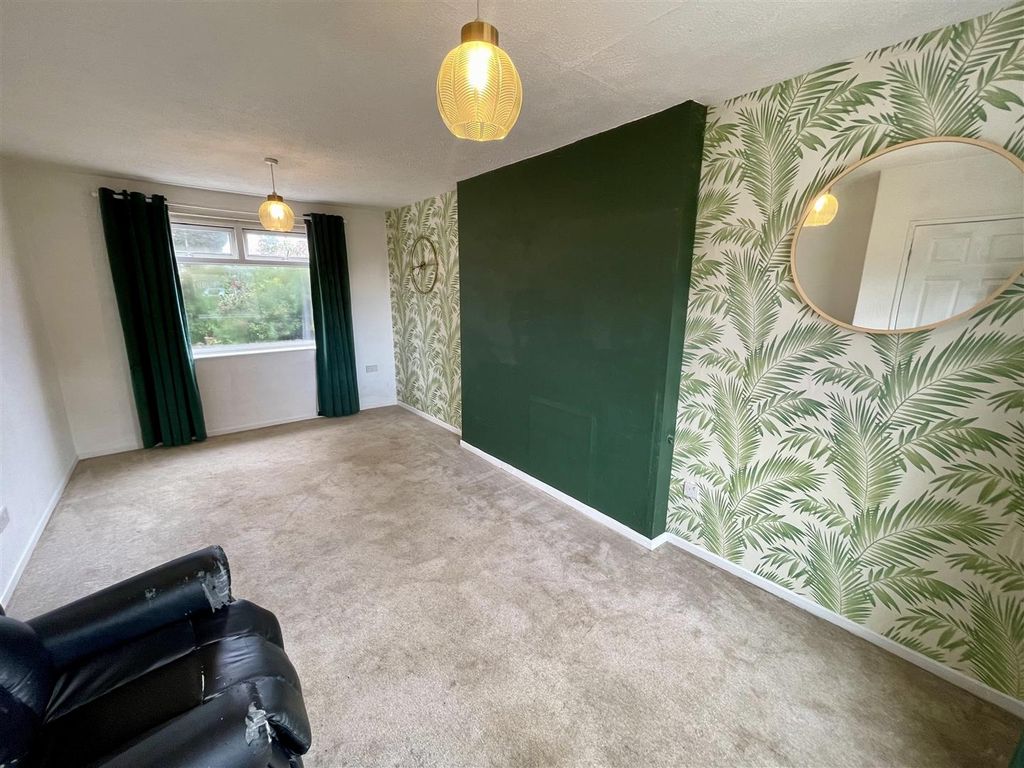 Property photo 3 of 13 Lounge