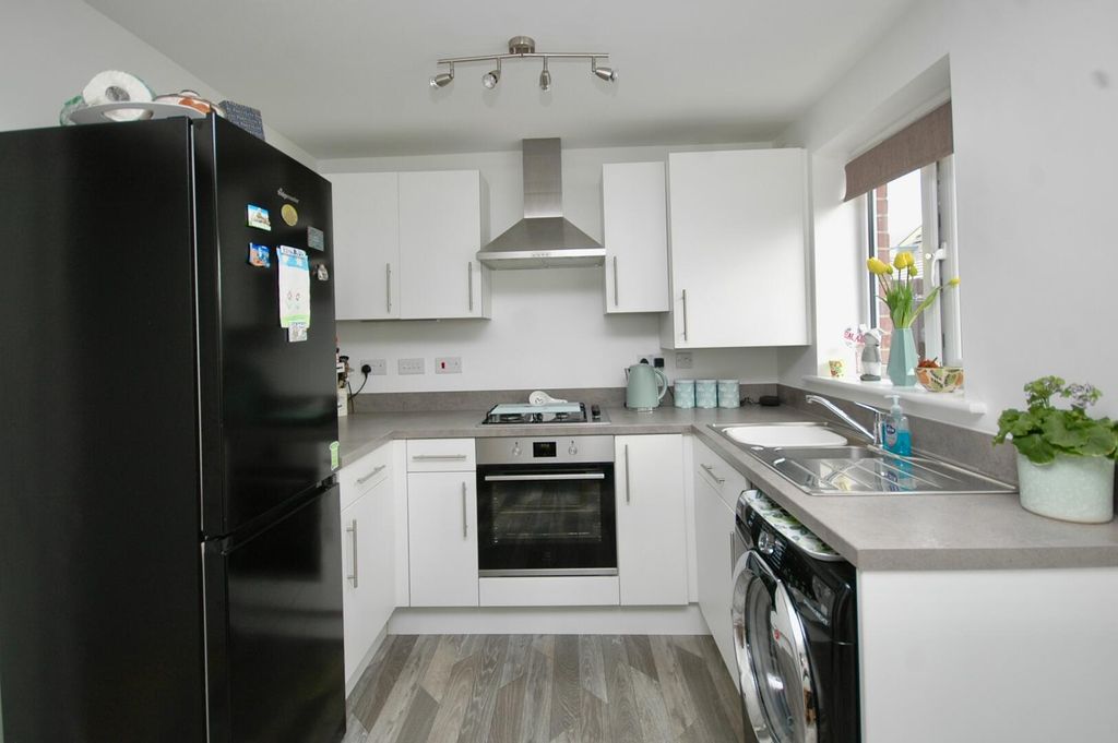 Property photo 3 of 11 Kitchen