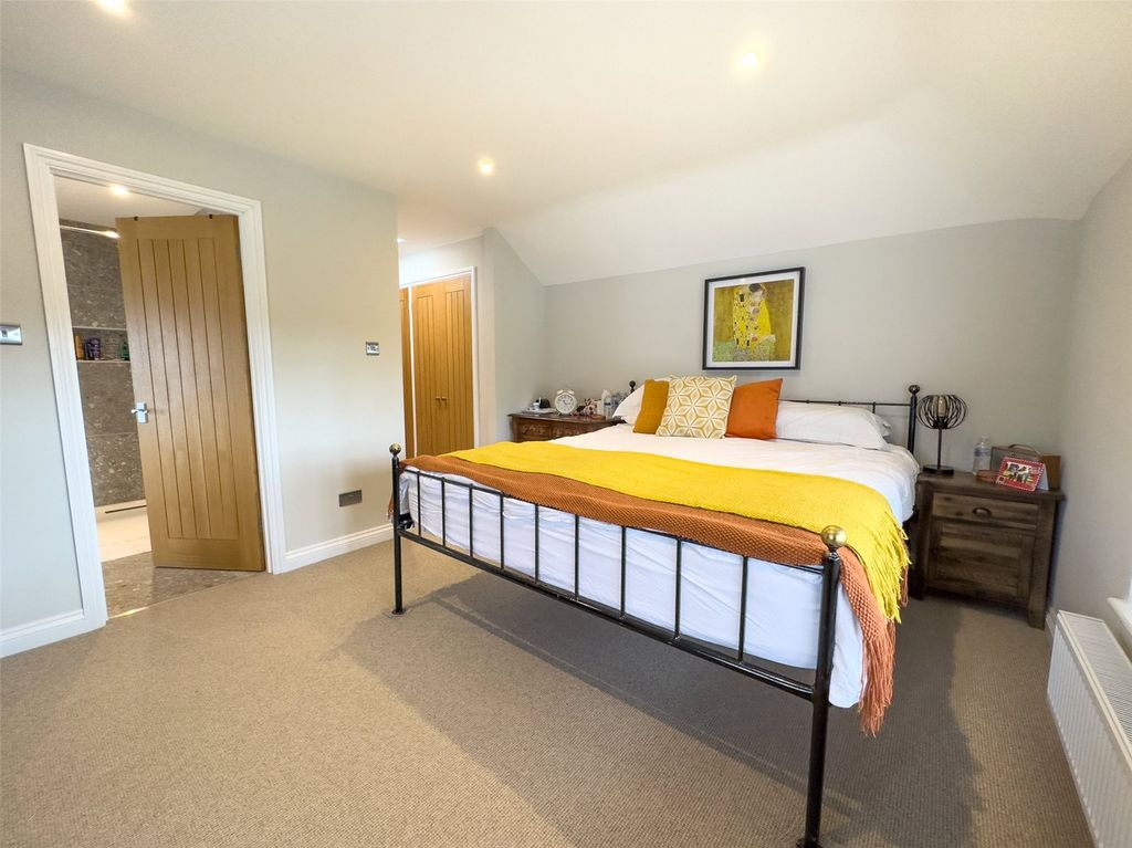 Property photo 2 of 29 Picture No. 35