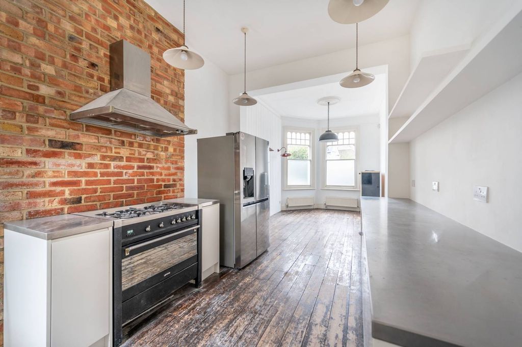 Property photo 2 of 21