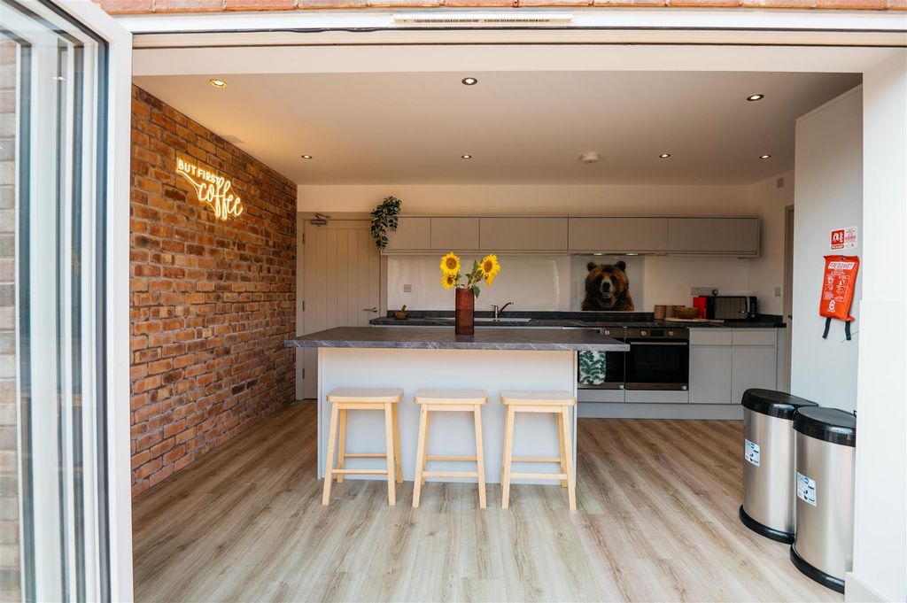 Property photo 2 of 16 01