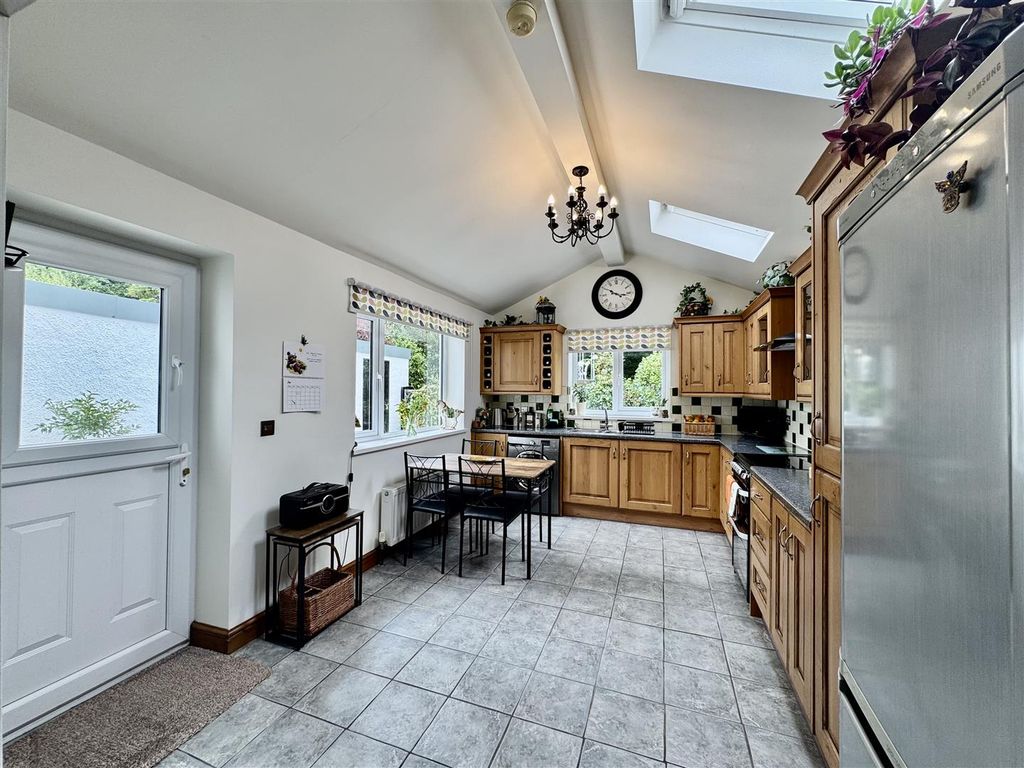 Property photo 3 of 21 Kitchen