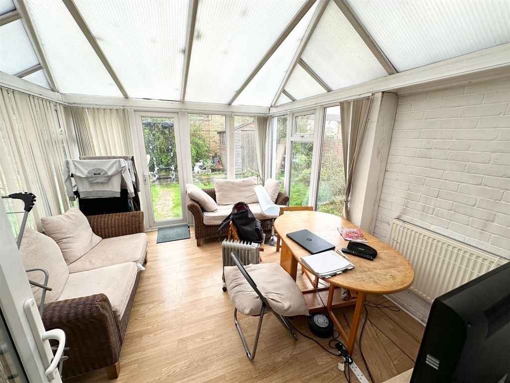 Property photo 1 of 8 Living.Jpg