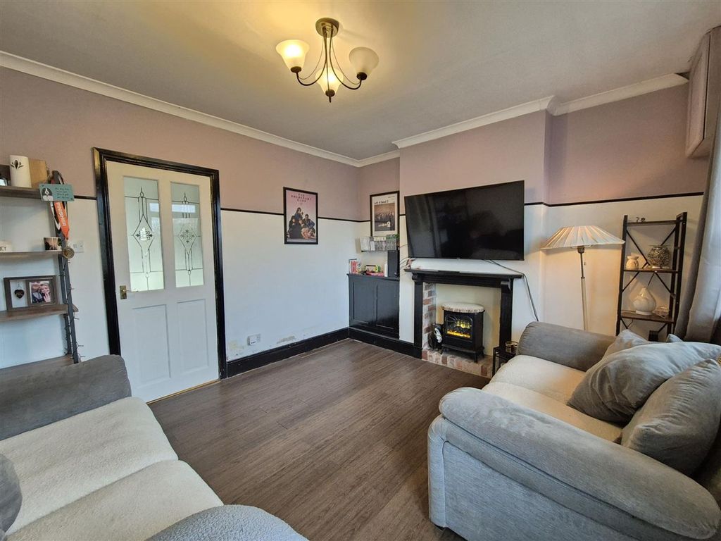 Property photo 3 of 16 Lounge