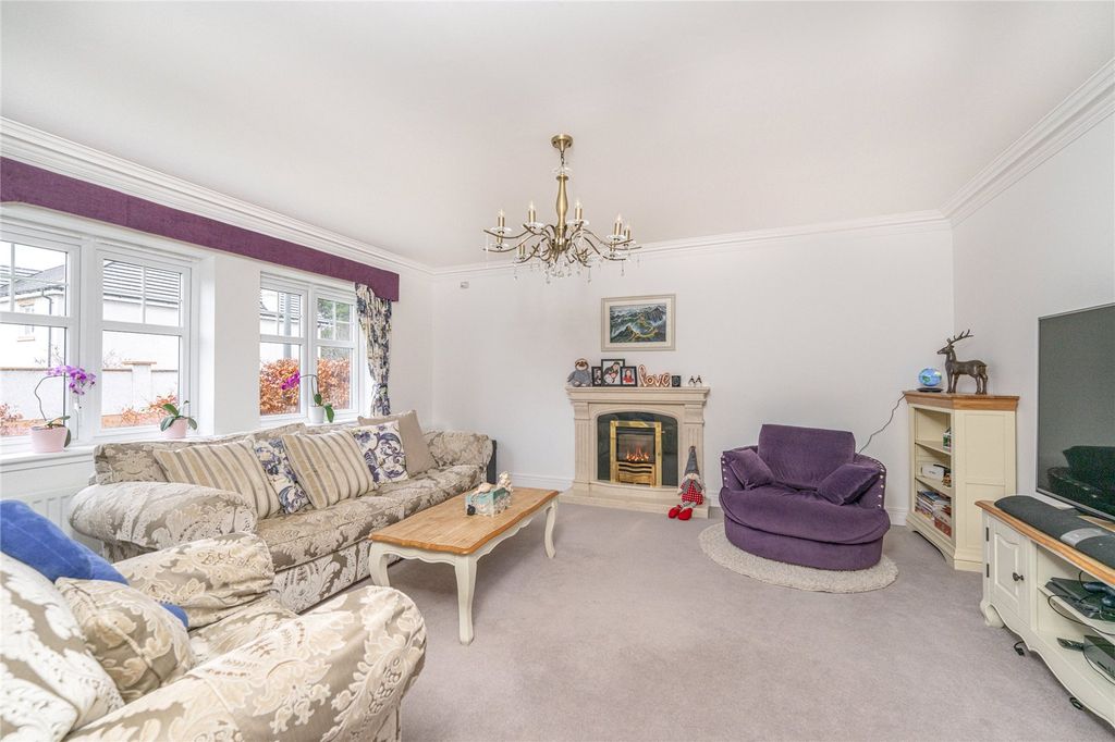 Property photo 2 of 33 Lounge